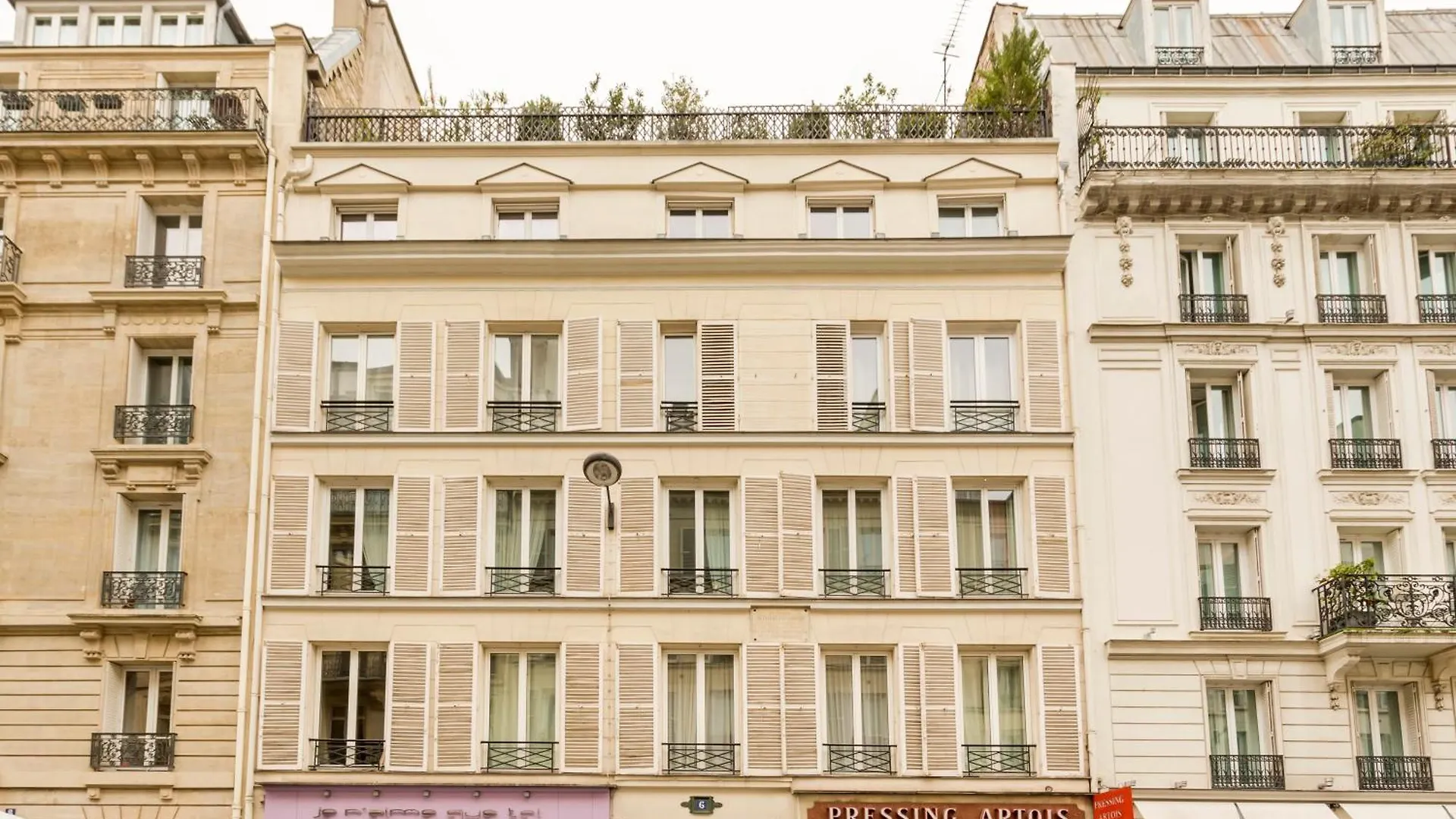 Amazing Artois Champs Elysees Paris France